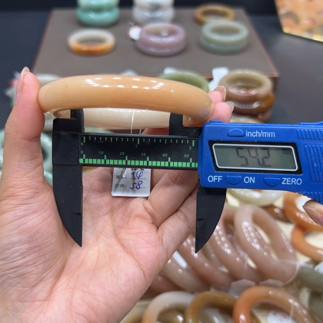 未镶嵌手镯石英质玉