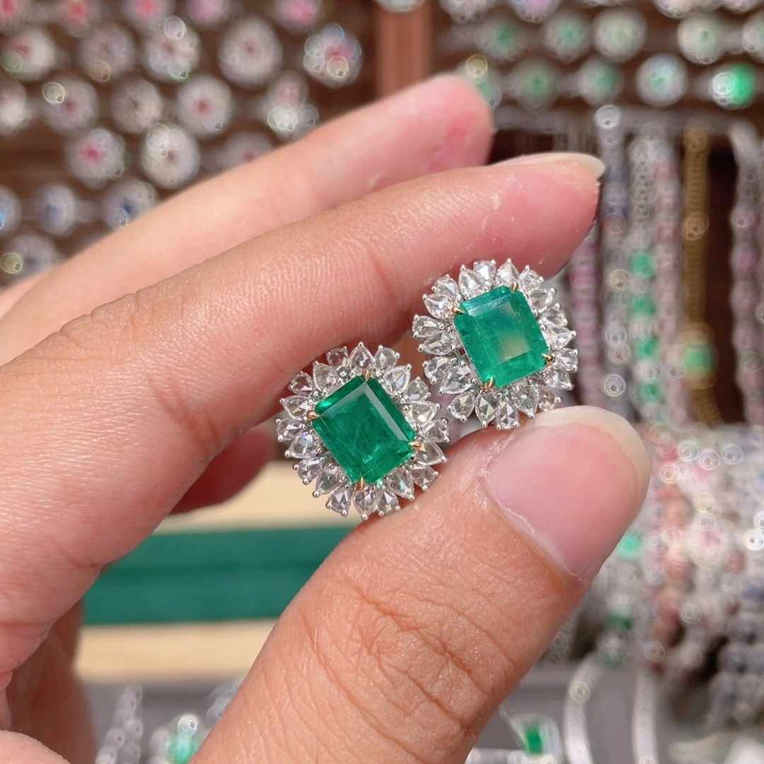 18K金镶嵌耳饰祖母绿4.1ct
