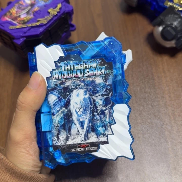 假面骑士圣刃冰狮子