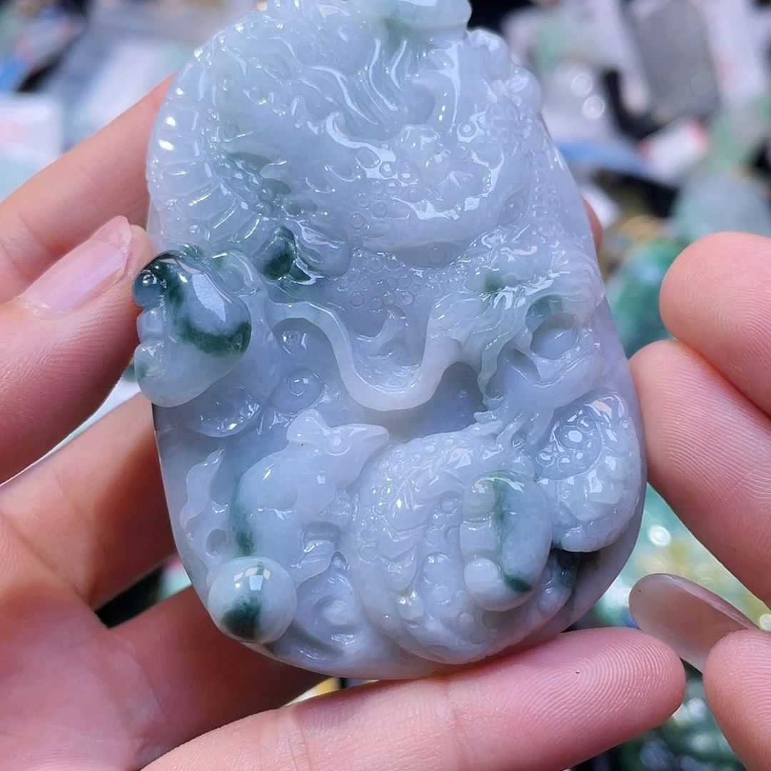 翡翠未镶嵌颈饰一个