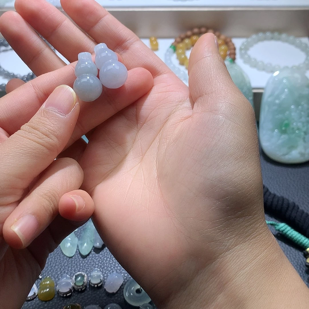 翡翠未镶嵌颈饰葫芦