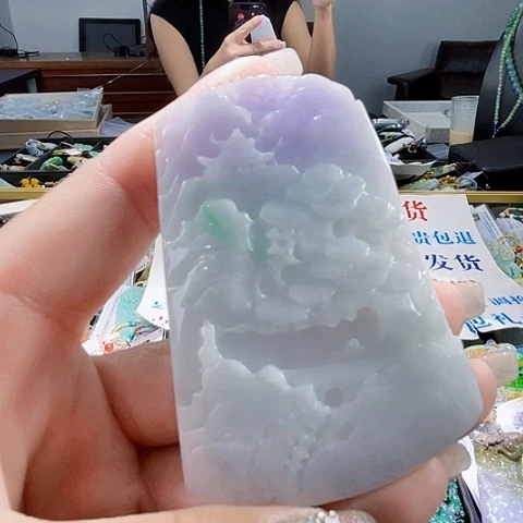 翡翠未镶嵌颈饰一个