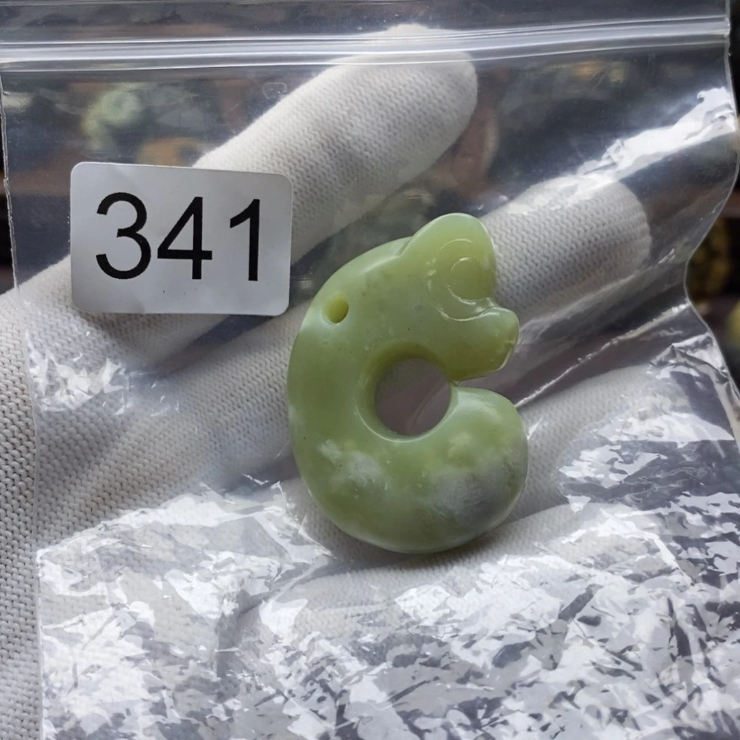 未镶嵌岫岩河磨玉（透闪石质玉）把件