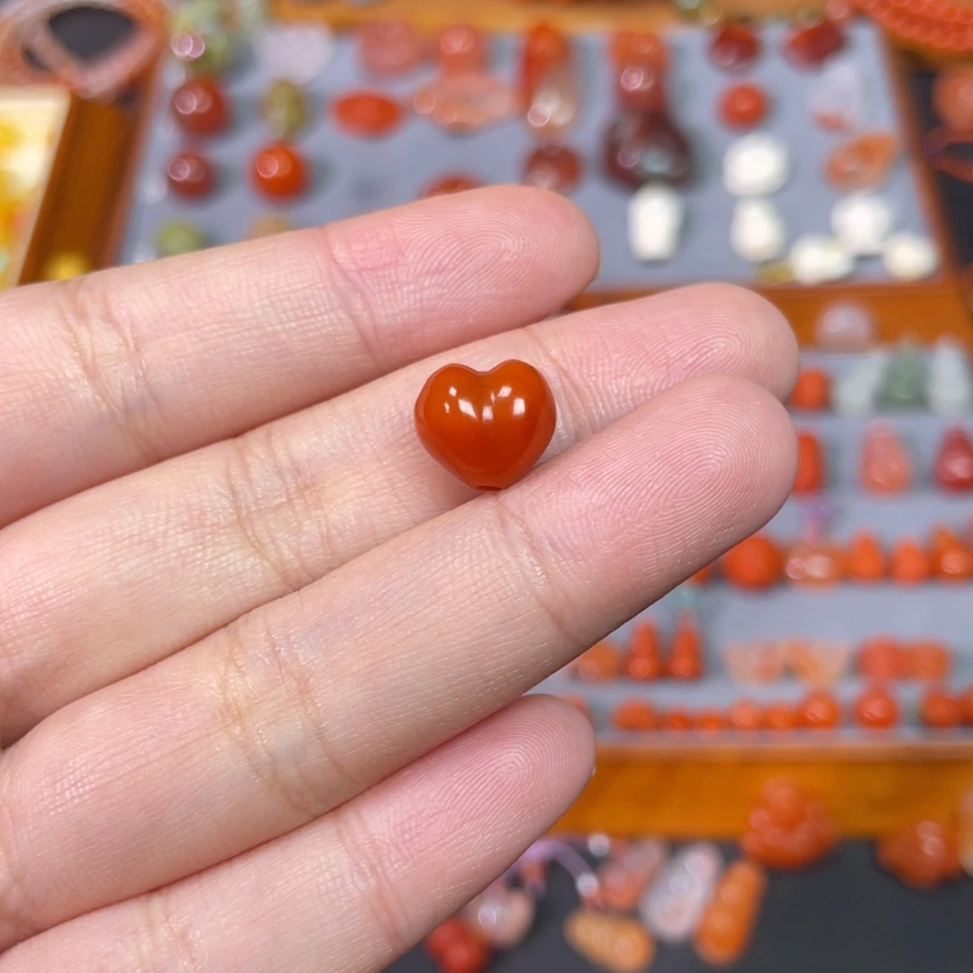 南红玛瑙未镶嵌满色满肉屁桃心