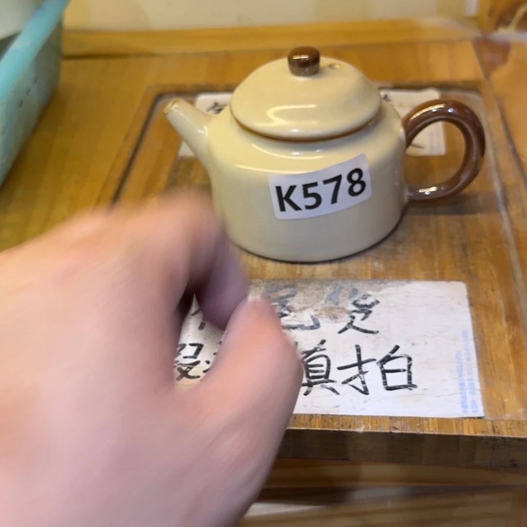 微瑕疵介意勿拍陶瓷器皿W177略有微瑕疵，无缺口