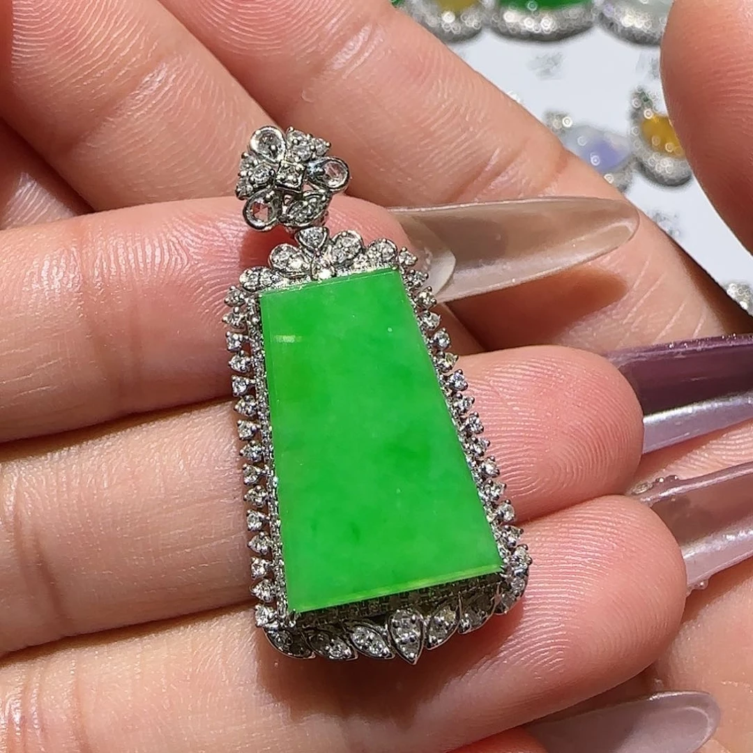 【闪购商品】颈饰18K金镶嵌翡翠天然