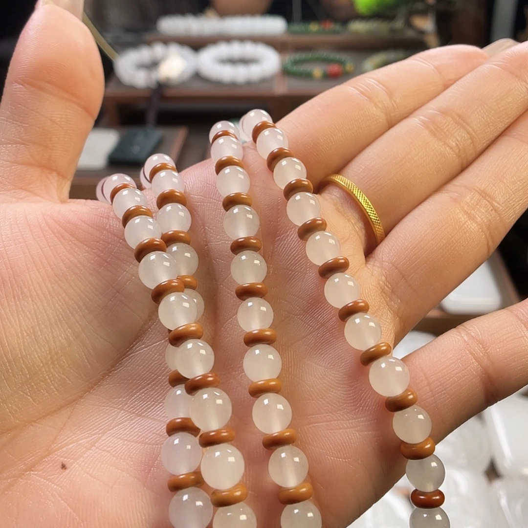 石英质玉（金丝玉）未镶嵌颈饰