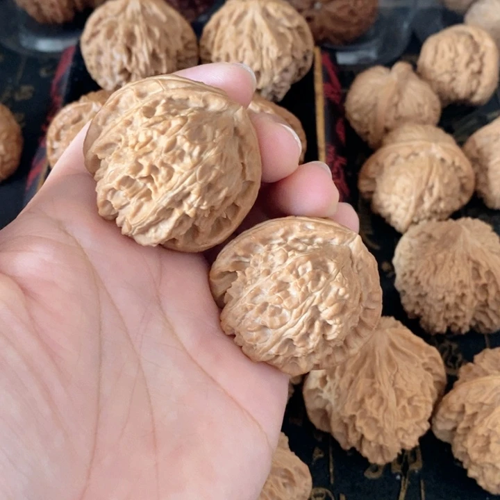 文玩核桃吊坠白狮子40