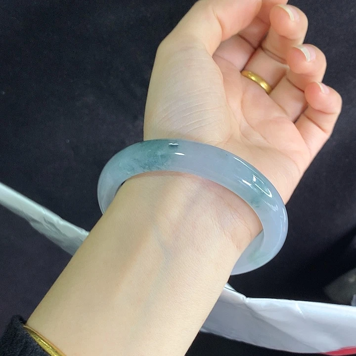 翡翠未镶嵌手镯60圈2907 糯冰蓝底飘蓝花