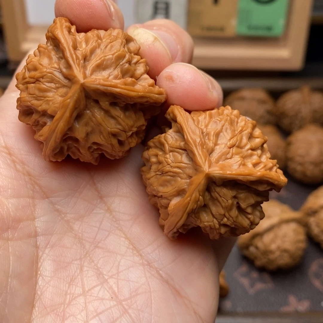 郑***刘文玩核桃把件三棱37