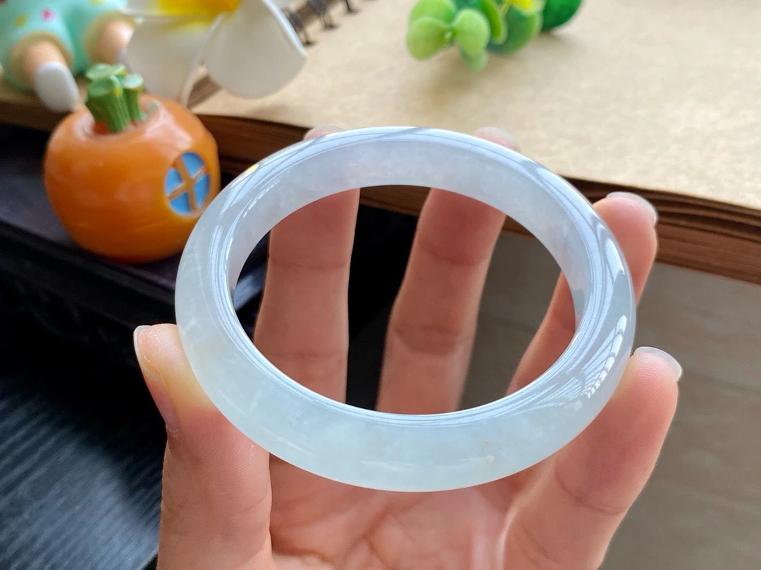 翡翠白月光4272号51-9.6-7.8 冰莹起胶正圈颜色纯净而温润