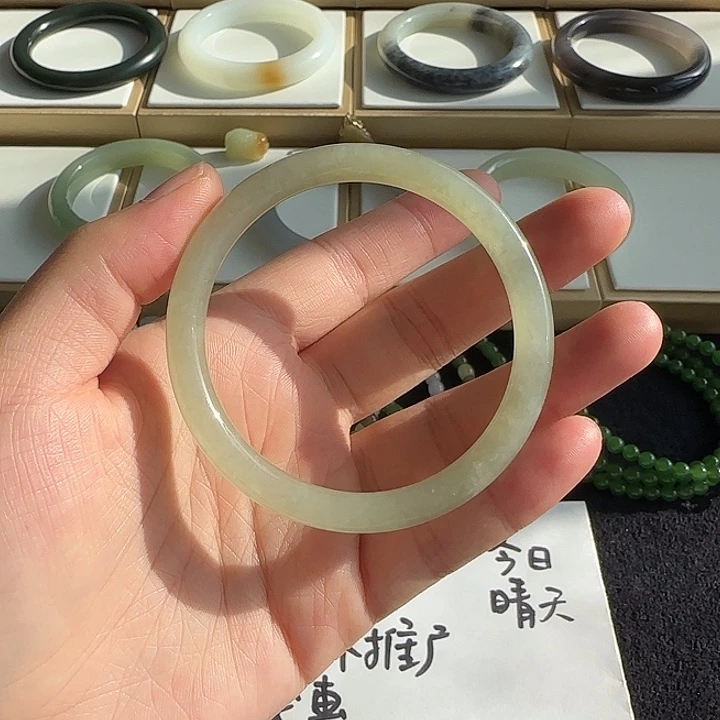 和田玉未镶嵌手镯