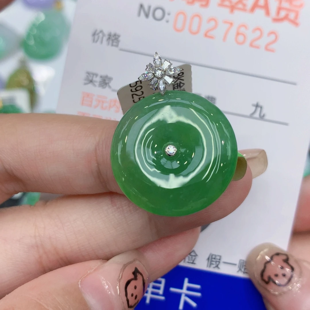 翡翠18K金镶嵌颈饰扣子