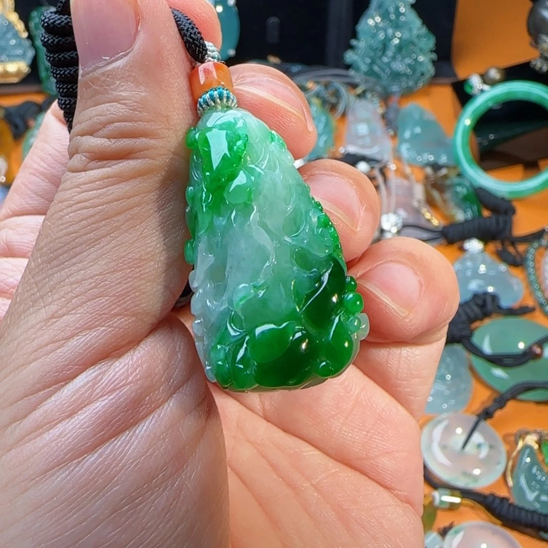 翡翠未镶嵌颈饰辣绿大白菜