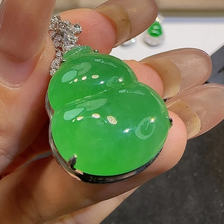 翡翠18K金镶嵌颈饰葫芦