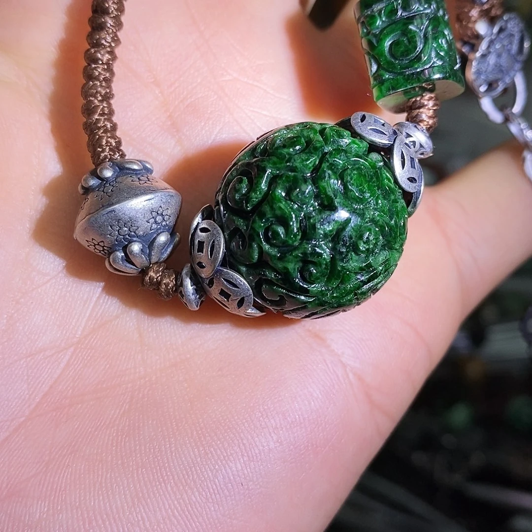 颈饰未镶嵌翡翠漂亮美眉