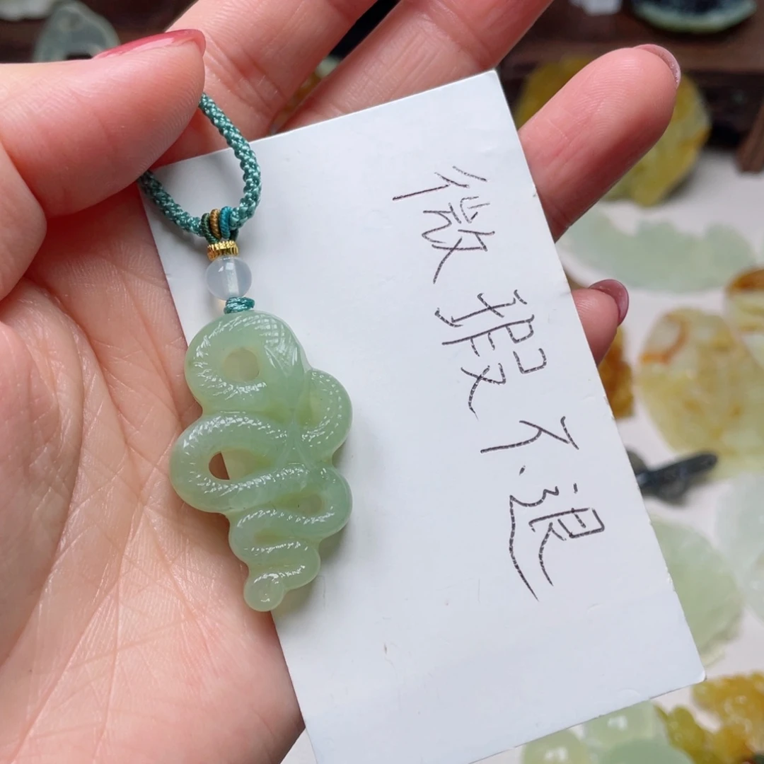 蛇纹石玉颈饰未镶嵌