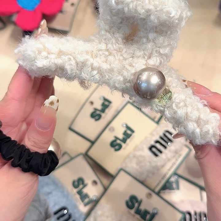 白色简约毛毛抓夹