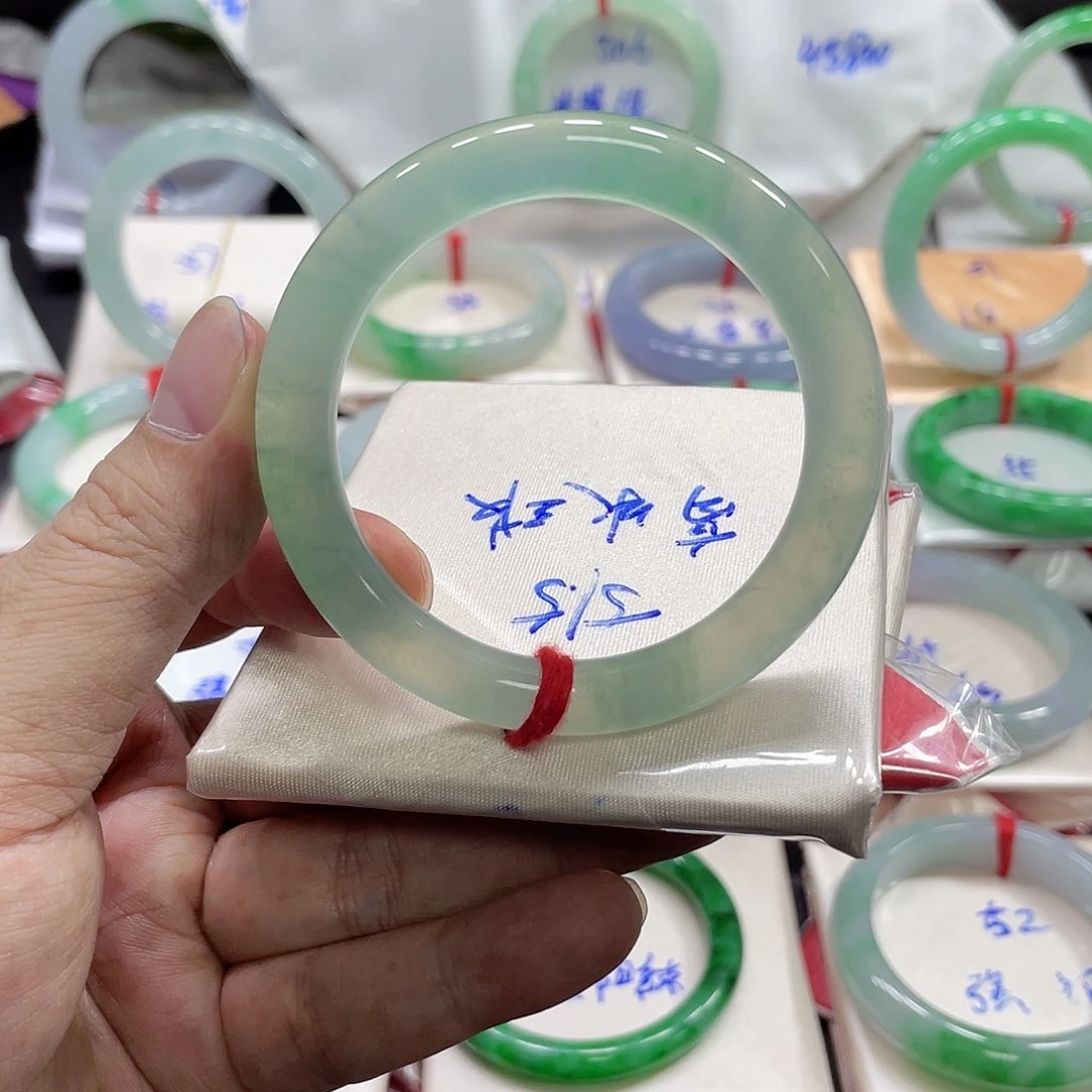 翡翠手镯未镶嵌翡翠