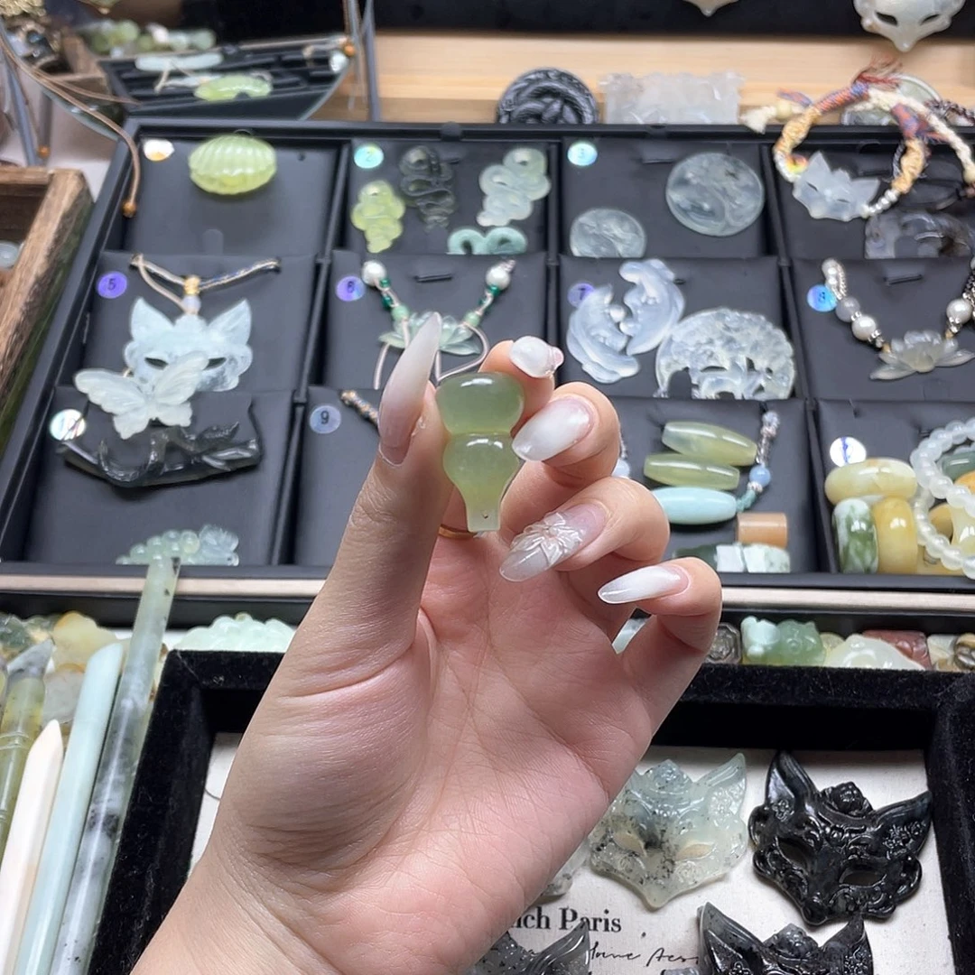 蛇纹石玉未镶嵌颈饰