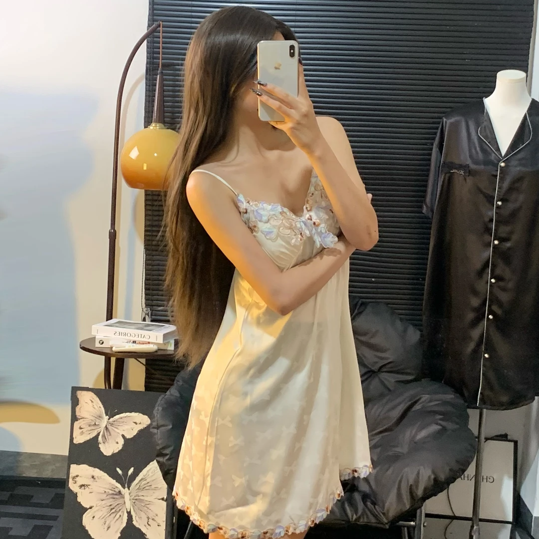 高级感夏季新款时尚休闲纯欲风吊带女睡裙气质带胸垫纯甜美家居