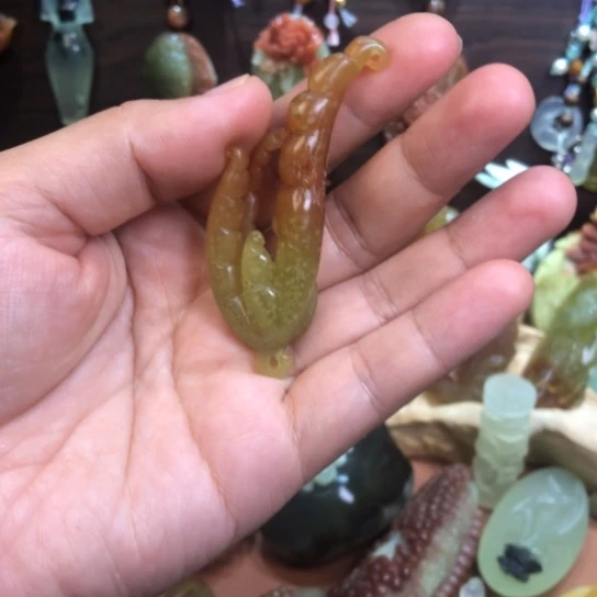 蛇纹石玉未镶嵌颈饰