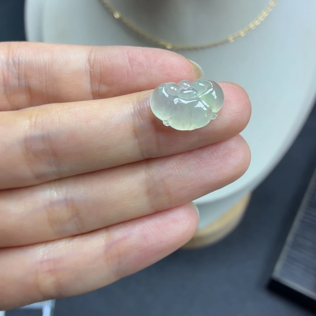 翡翠未镶嵌颈饰如意锁