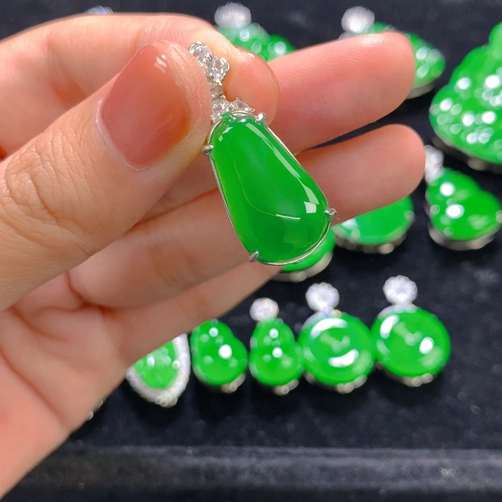 宝***莉翡翠银S925镶嵌颈饰一个