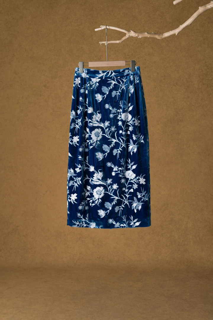 大满家桑蚕丝丝绒绣花重工蓝底白色钉珠半裙