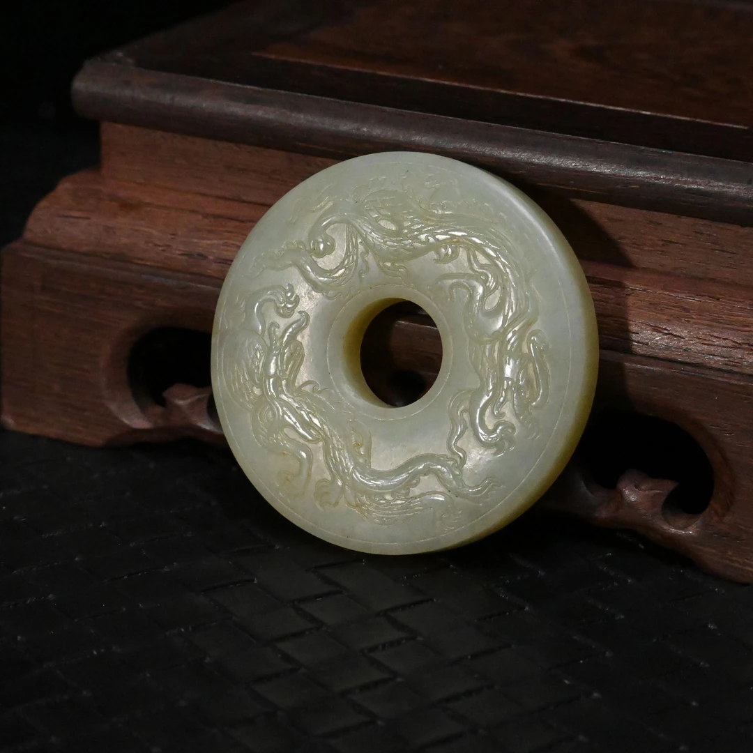 Lot12 民国  和田玉双龙纹玉壁