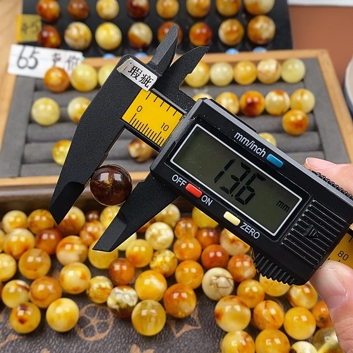 蜜蜡未镶嵌珠宝奇石