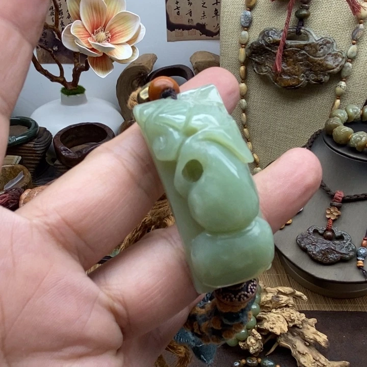 未镶嵌岫岩河磨玉（透闪石质玉）挂件