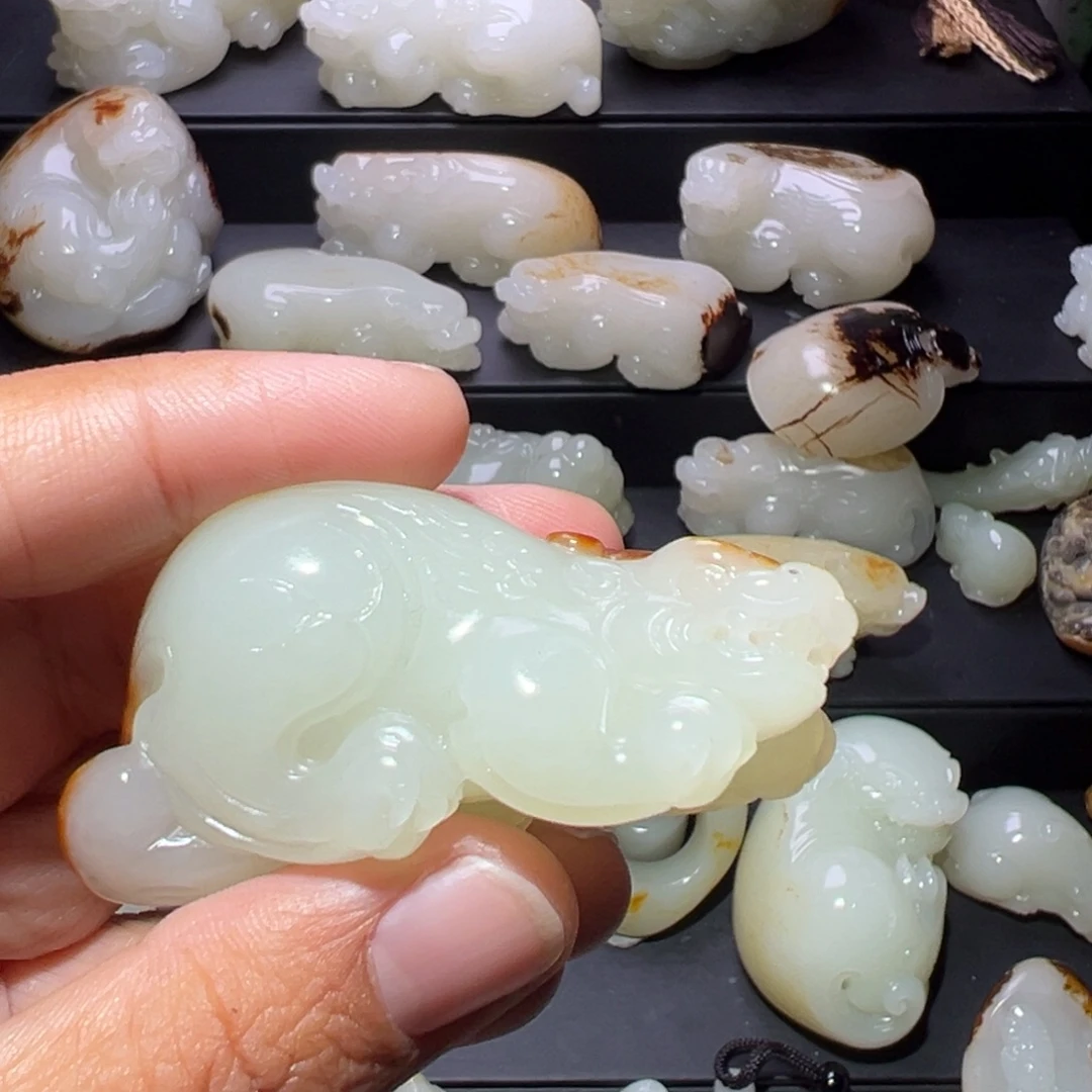 冯***清和田玉未镶嵌颈饰