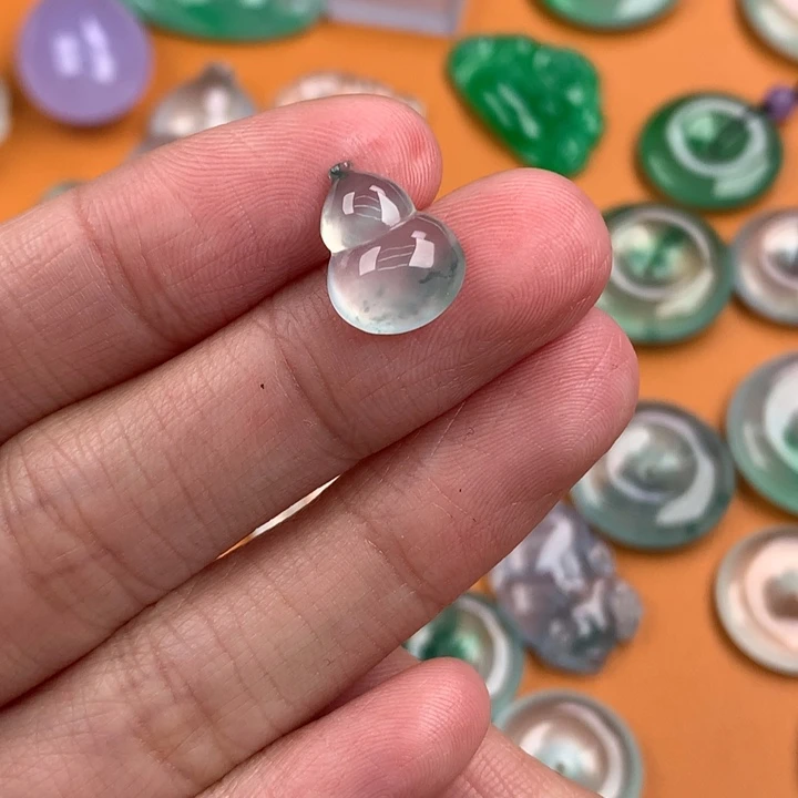 翡翠挂件未镶嵌…..