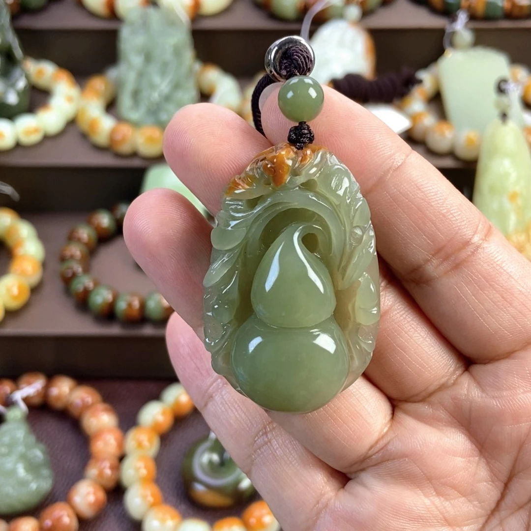 透闪石质玉未镶嵌颈饰