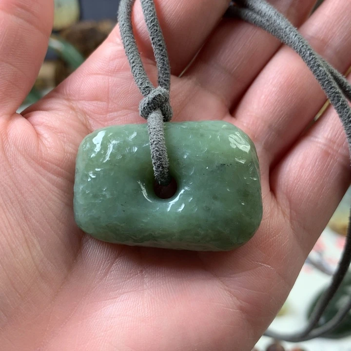 透闪石质玉挂件未镶嵌