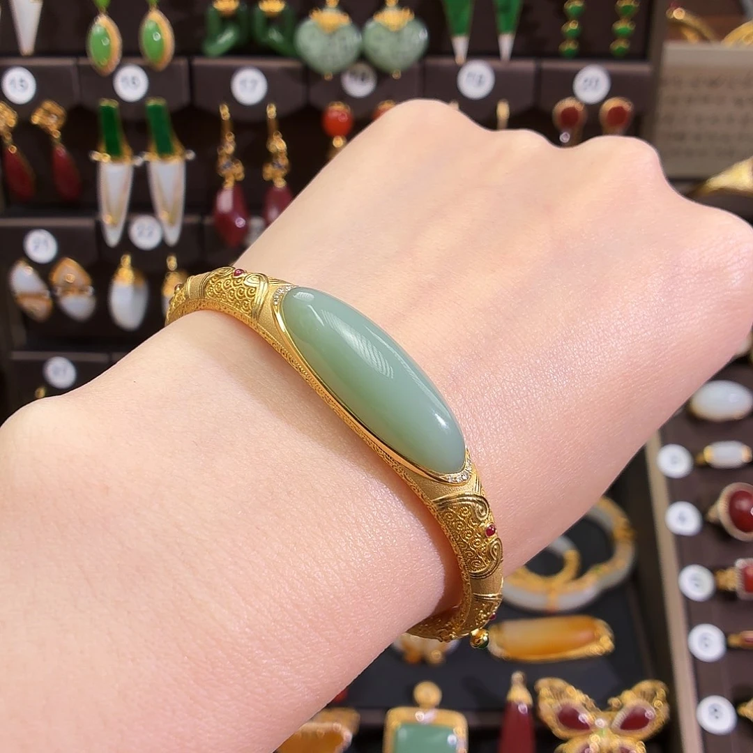 颈饰18K金镶嵌和田玉