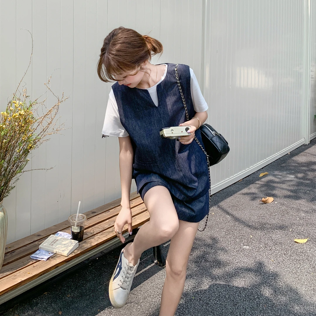 夏季ootd减龄穿搭一整套女韩系复古牛仔V领马甲阔腿短裤T恤三件套