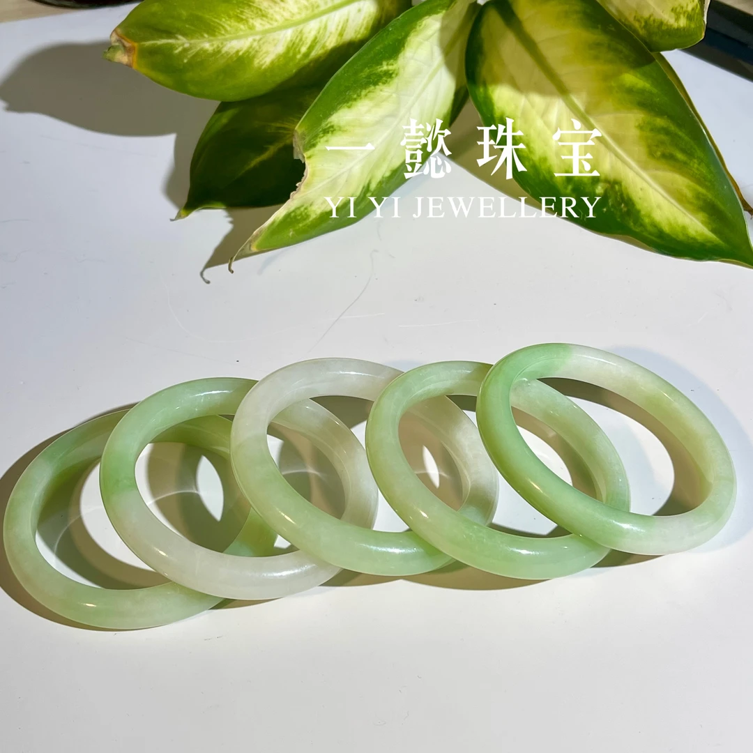 【一懿珠宝】和田玉翠青手镯冰透飘绿素手镯时尚多样性发其一cq001