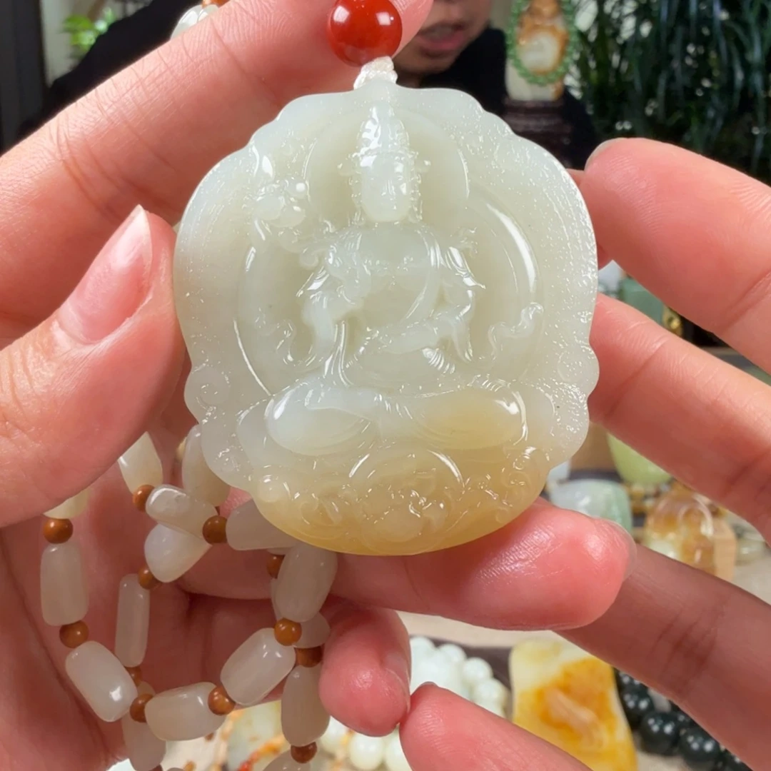 如***翼和田玉未镶嵌颈饰