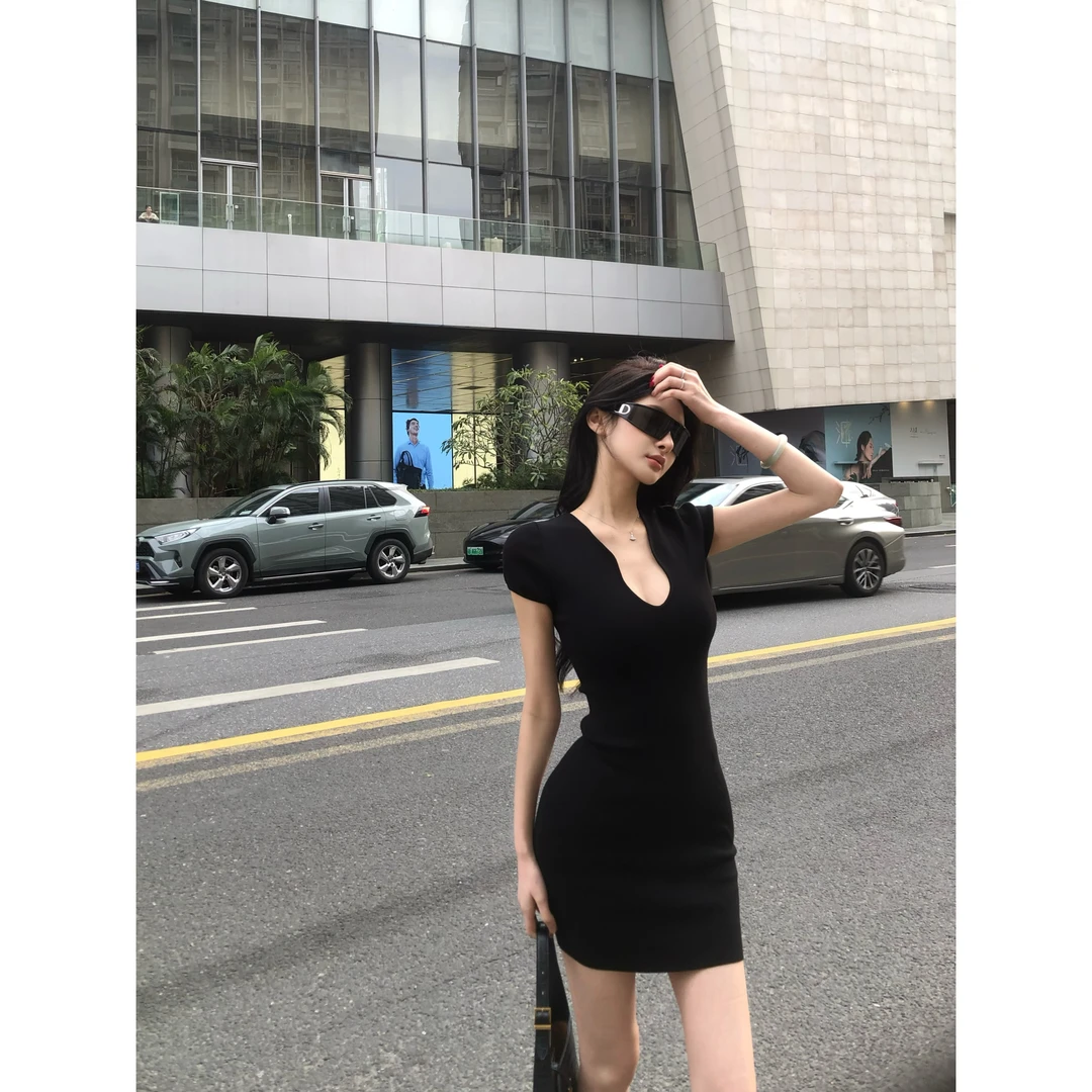 封面女郎 修身短袖低领口轻熟女人味黑色包臀裙短裙