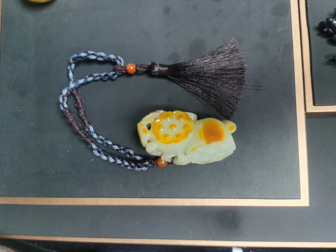 和田玉莲蓬精美摆件