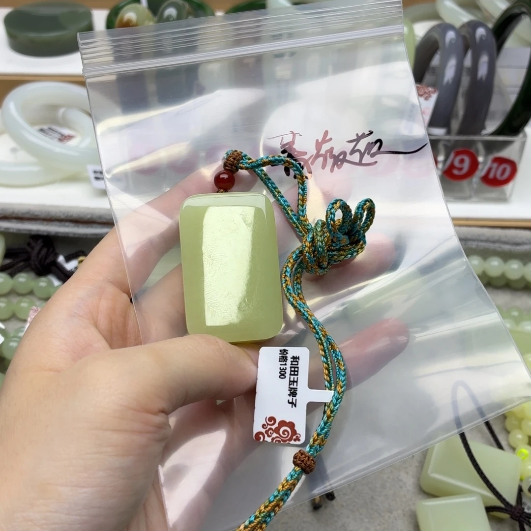 蔷***薇未镶嵌手镯和田玉