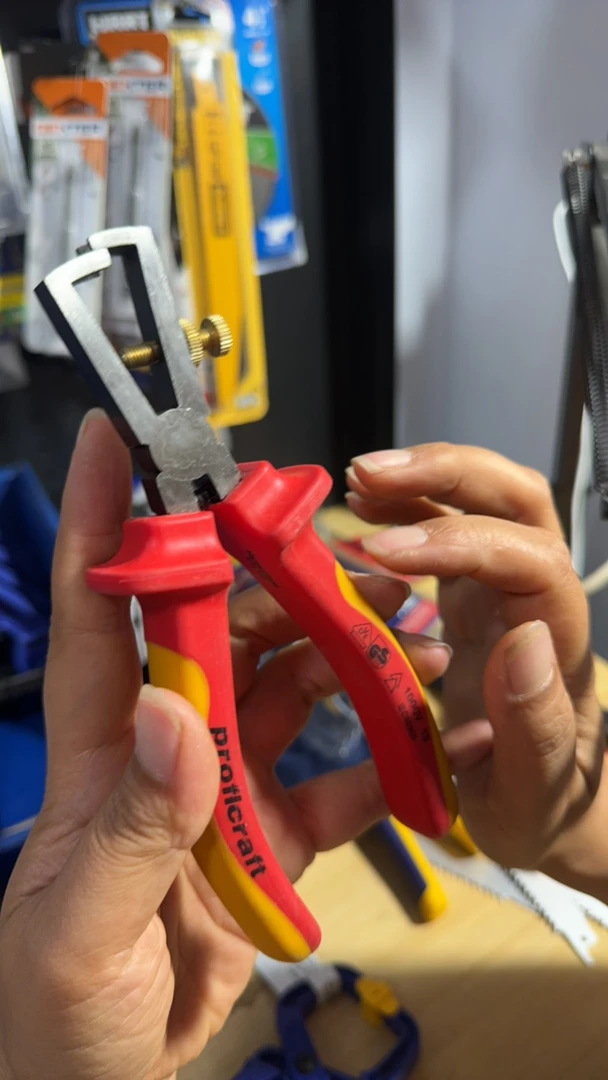 VDE绝缘钳子工具包含钢丝钳斜嘴钳尖嘴钳等多种类型