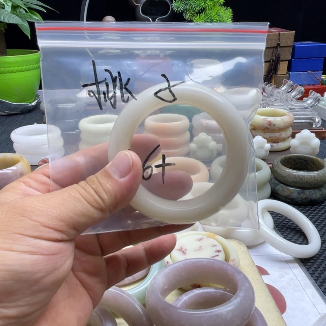 ****石英岩玉未镶嵌手镯