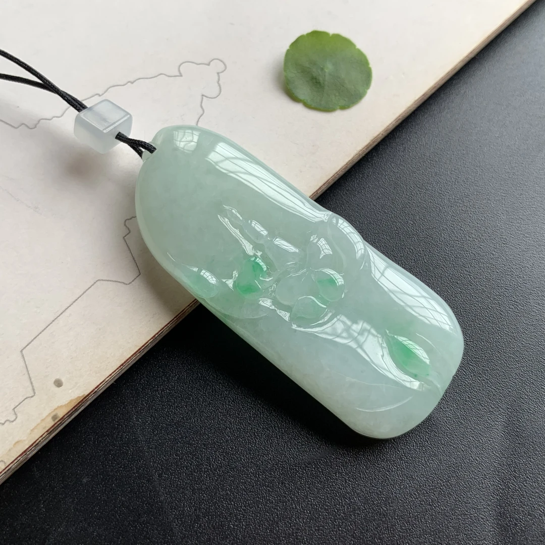 天然缅甸翡翠《花开见佛》精美浅绿设计