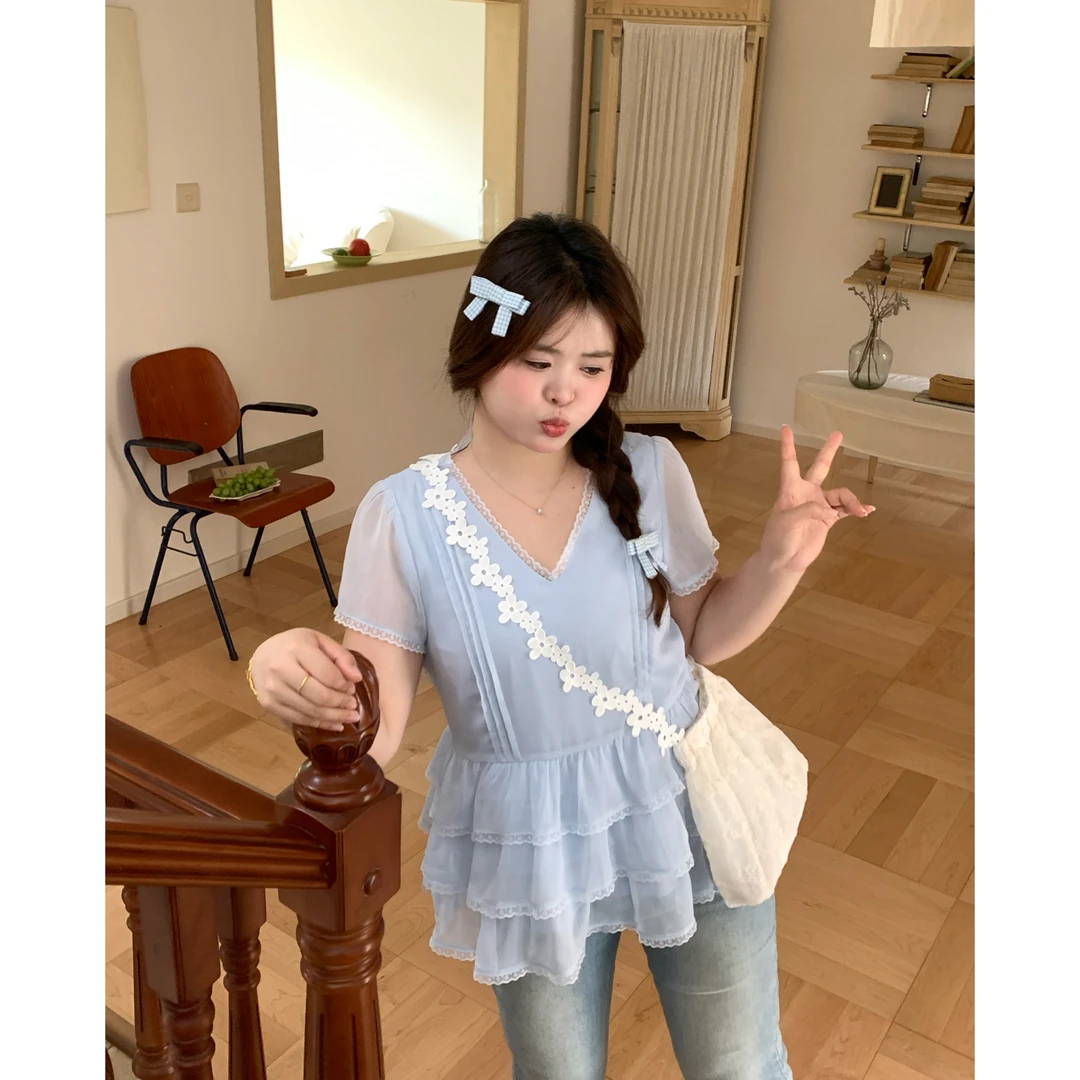 现货【浪漫定义】大头婷丫丫微胖夏季小上衣木耳边短袖V领衬衫