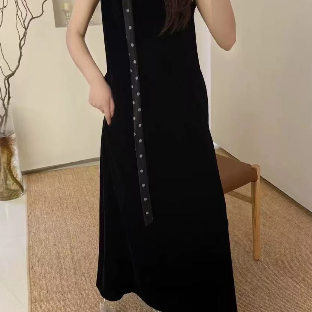 尚品秋冬无袖松弛感极简V领丝绒连衣裙
