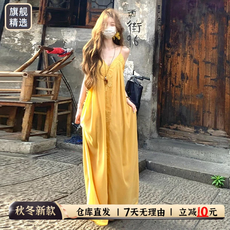 法式海边度假黄色吊带连衣裙子女夏季2025新款小个子法式收腰丝绒