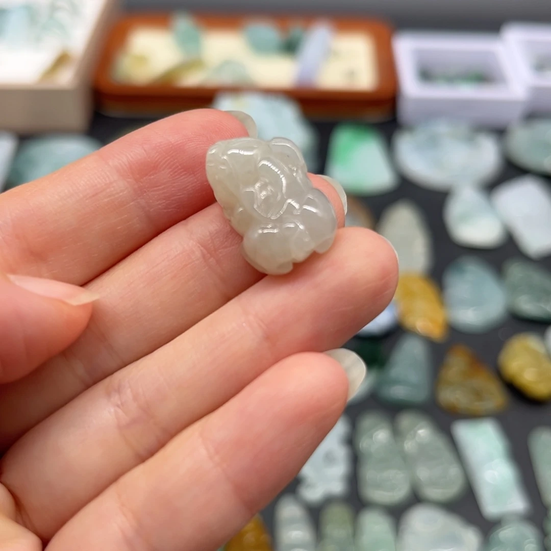 翡翠未镶嵌颈饰貔貅